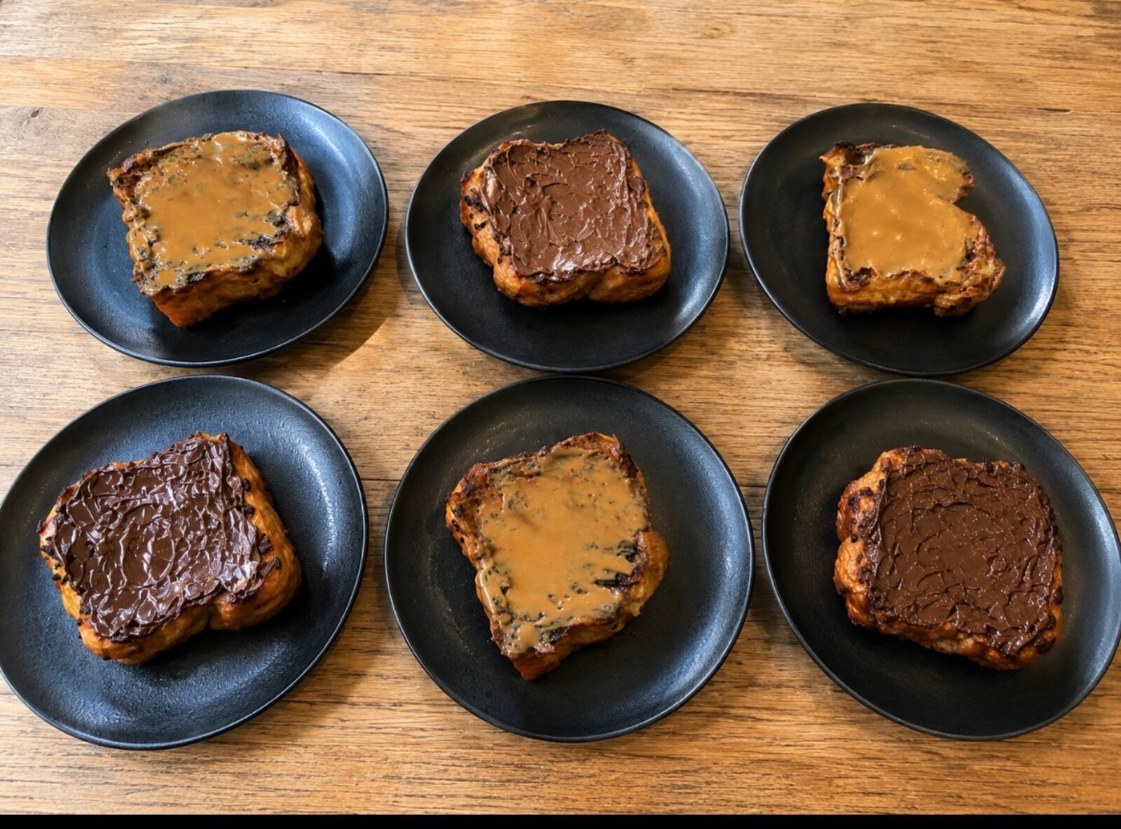 Assiettes préparées au brasero prêtes à être servies